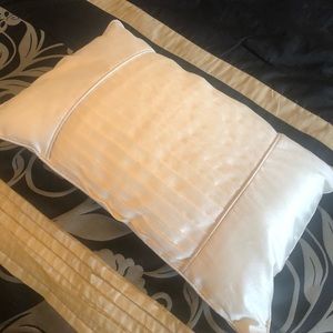Pleated throw accent pillow -cream like new